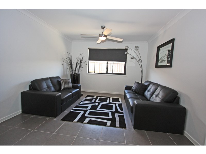 33 HAWKESBURY AVE, Pacific Pines QLD 4211