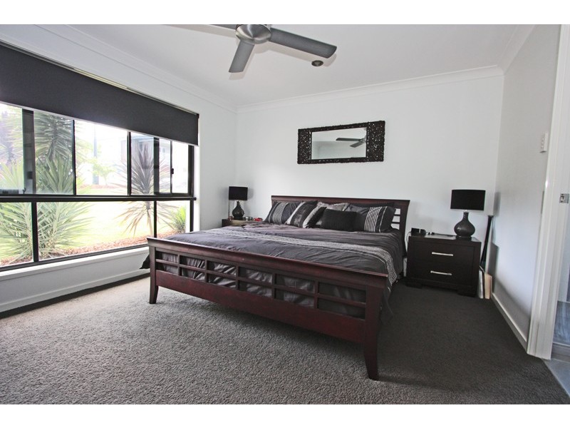 33 HAWKESBURY AVE, Pacific Pines QLD 4211