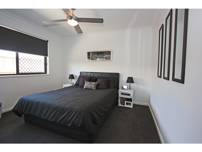 33 HAWKESBURY AVE, Pacific Pines QLD 4211