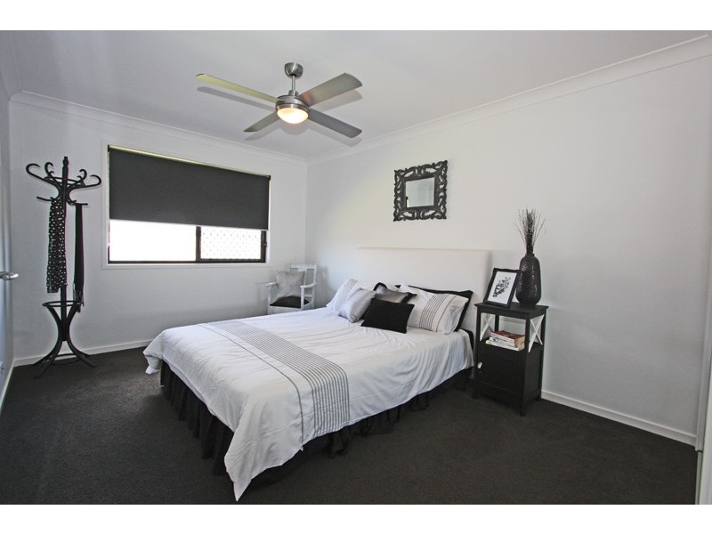 33 HAWKESBURY AVE, Pacific Pines QLD 4211