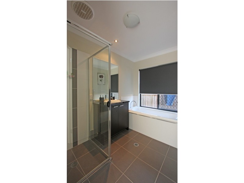 33 HAWKESBURY AVE, Pacific Pines QLD 4211