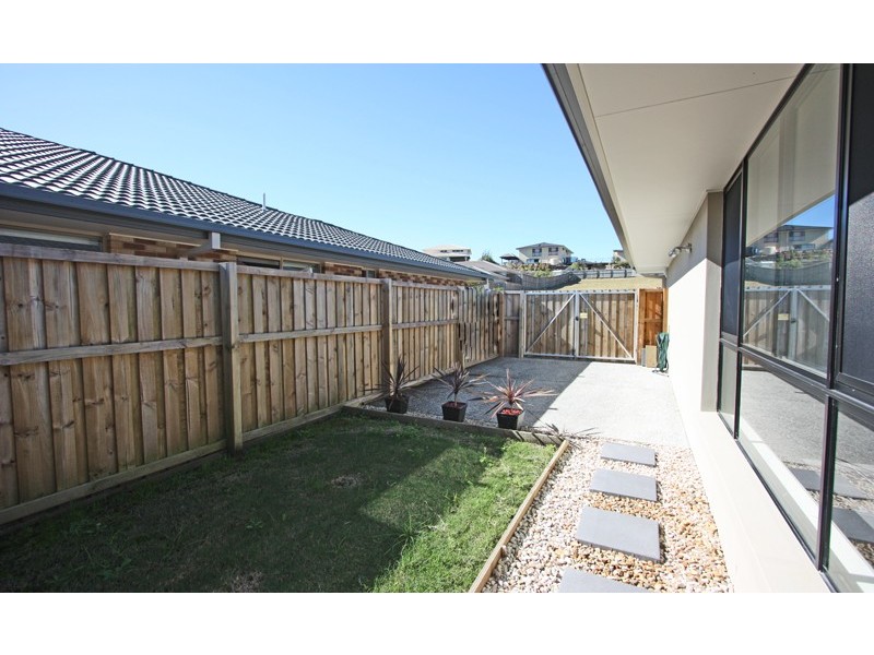 33 HAWKESBURY AVE, Pacific Pines QLD 4211