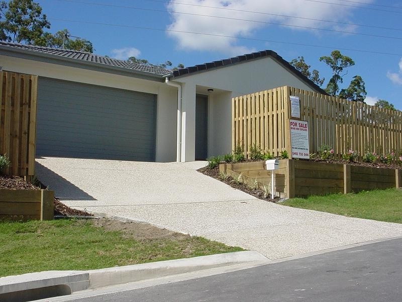 2/1  Jardine street, Pacific Pines QLD 4211