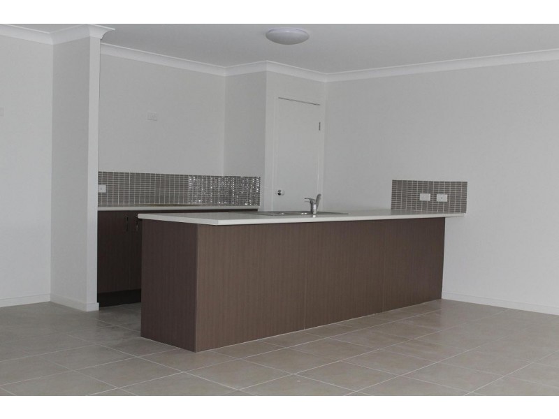 2/1  Jardine street, Pacific Pines QLD 4211