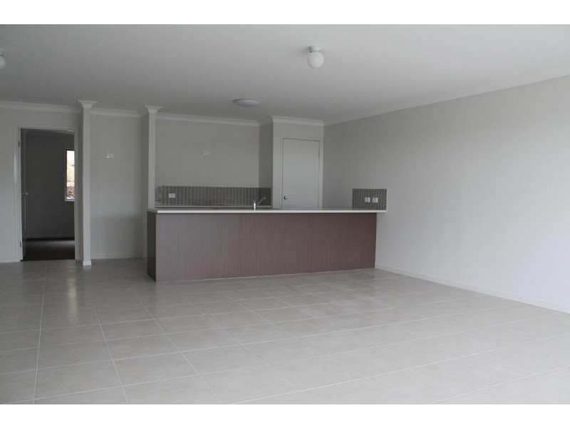 2/1  Jardine street, Pacific Pines QLD 4211