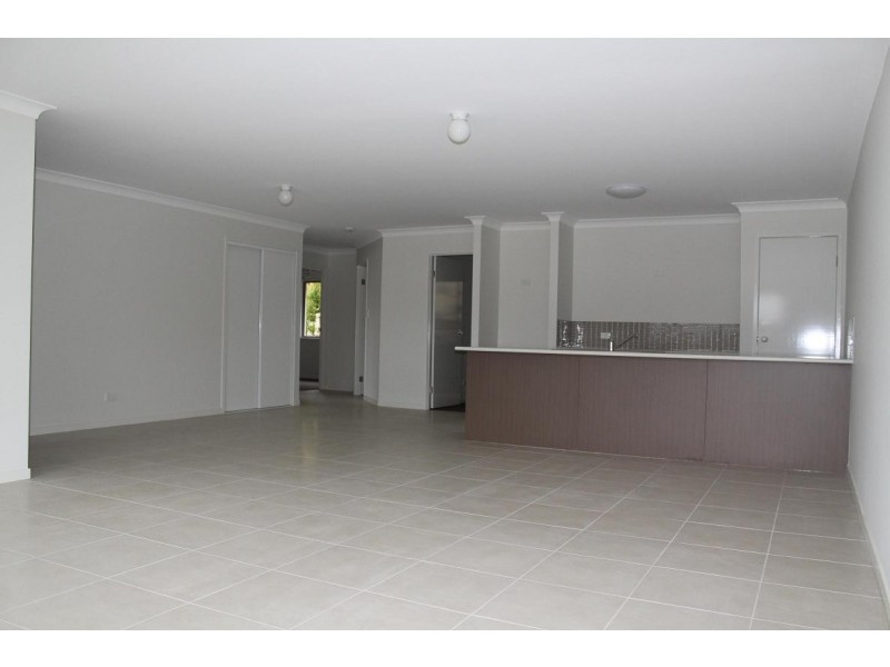 2/1  Jardine street, Pacific Pines QLD 4211