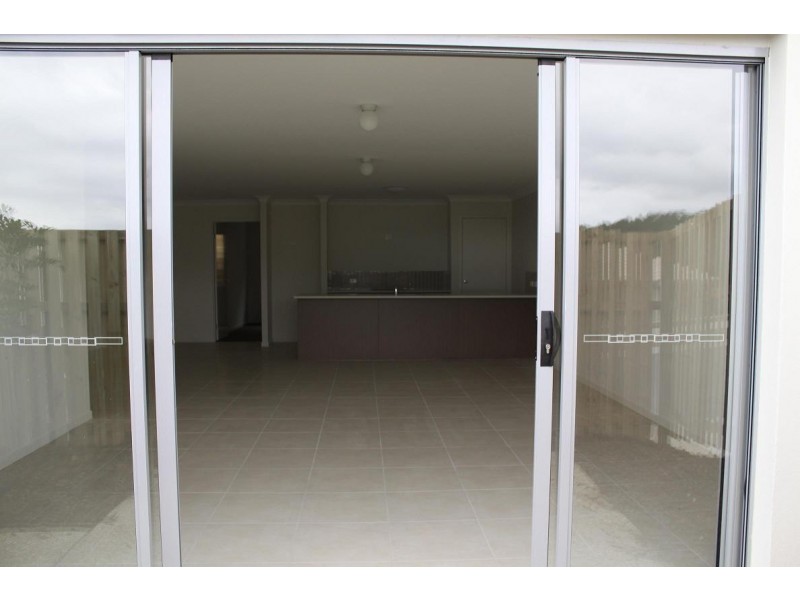 2/1  Jardine street, Pacific Pines QLD 4211