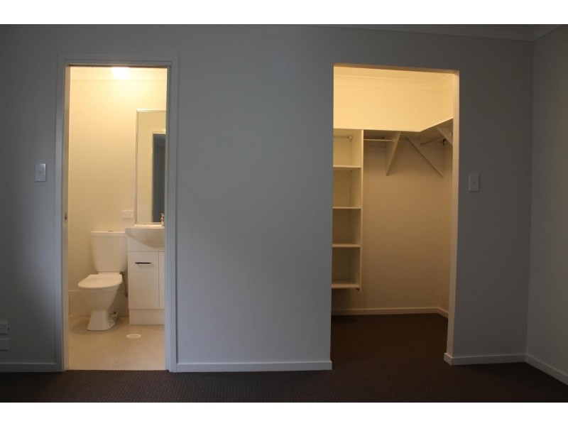 2/1  Jardine street, Pacific Pines QLD 4211