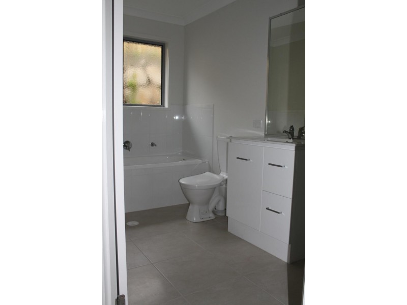 2/1  Jardine street, Pacific Pines QLD 4211