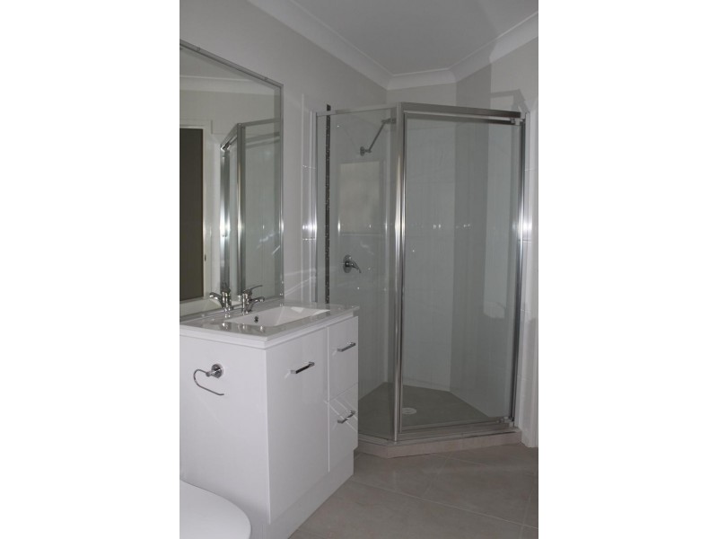 2/1  Jardine street, Pacific Pines QLD 4211