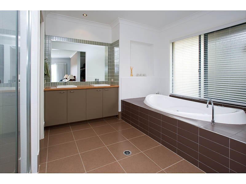 18 WUNBURRA CIRCLE, Pacific Pines QLD 4211