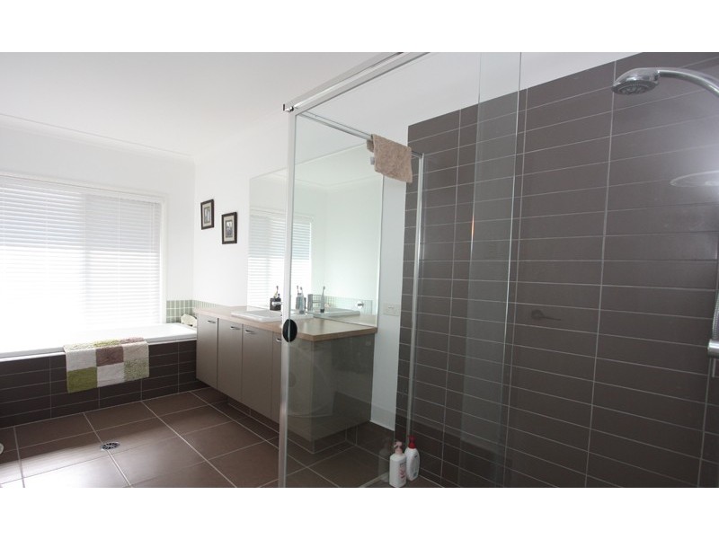 18 WUNBURRA CIRCLE, Pacific Pines QLD 4211