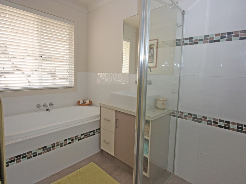 8 SANGSTER CRES, Pacific Pines QLD 4211