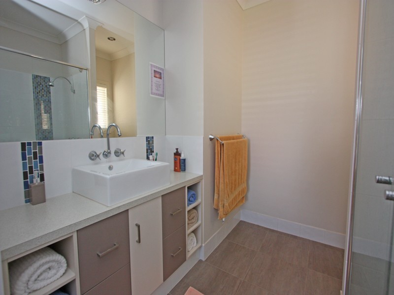 8 SANGSTER CRES, Pacific Pines QLD 4211