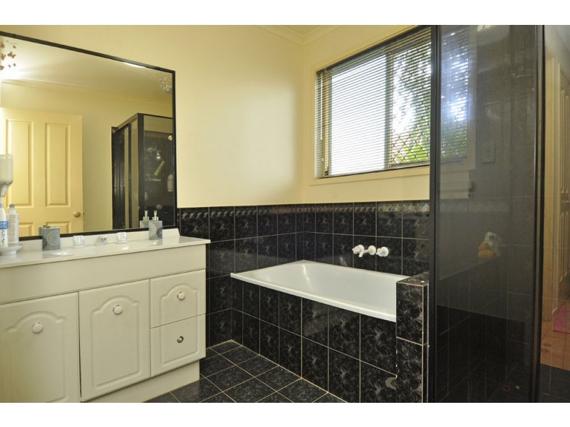 2 Bonin Close, Pacific Pines QLD 4211