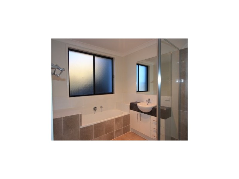 31 FLAMETREE CRES, Maudsland QLD 4210