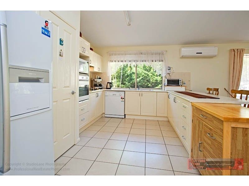 8 Carmarthen Circuit, Pacific Pines QLD 4211