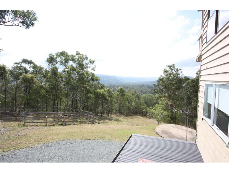 90 HOLLYROOD PL, Maudsland QLD 4210