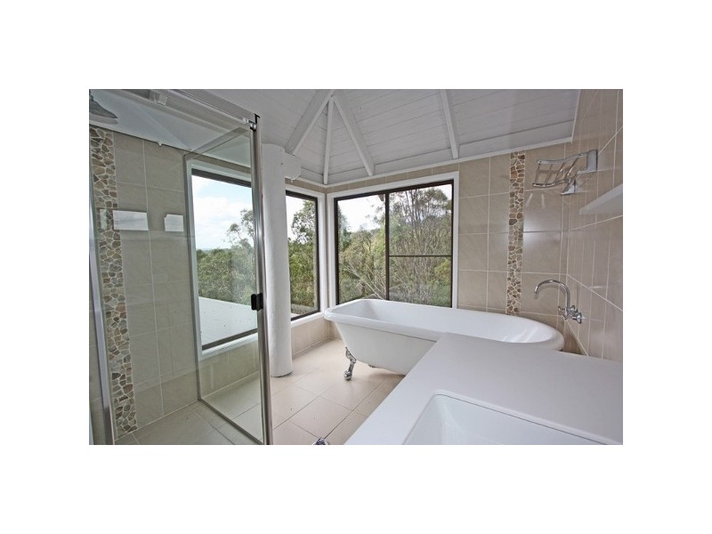 90 HOLLYROOD PL, Maudsland QLD 4210