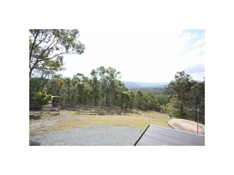 90 HOLLYROOD PL, Maudsland QLD 4210