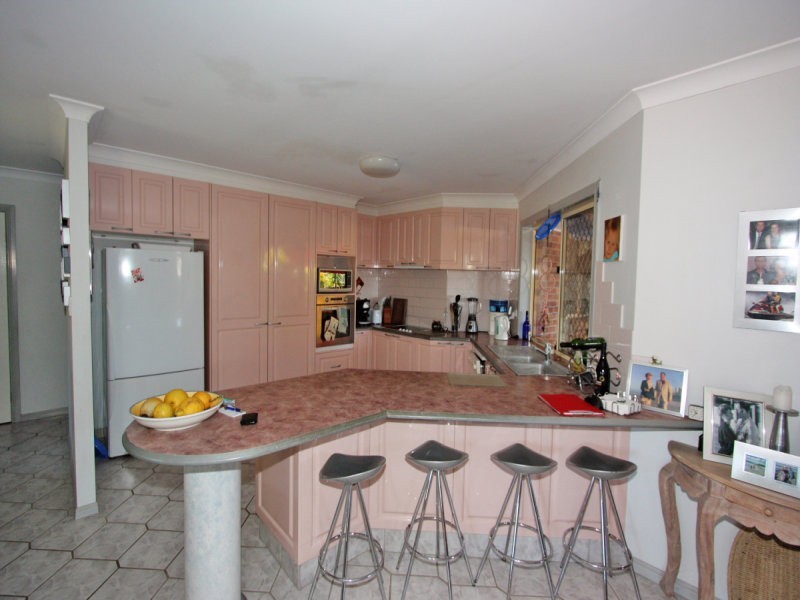 3 AVON CT, Pacific Pines QLD 4211