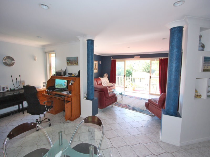 3 AVON CT, Pacific Pines QLD 4211