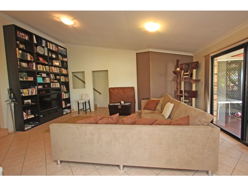 3 FLINT CT, Pacific Pines QLD 4211