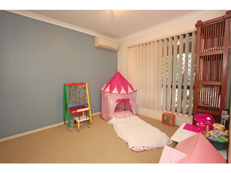 3 FLINT CT, Pacific Pines QLD 4211