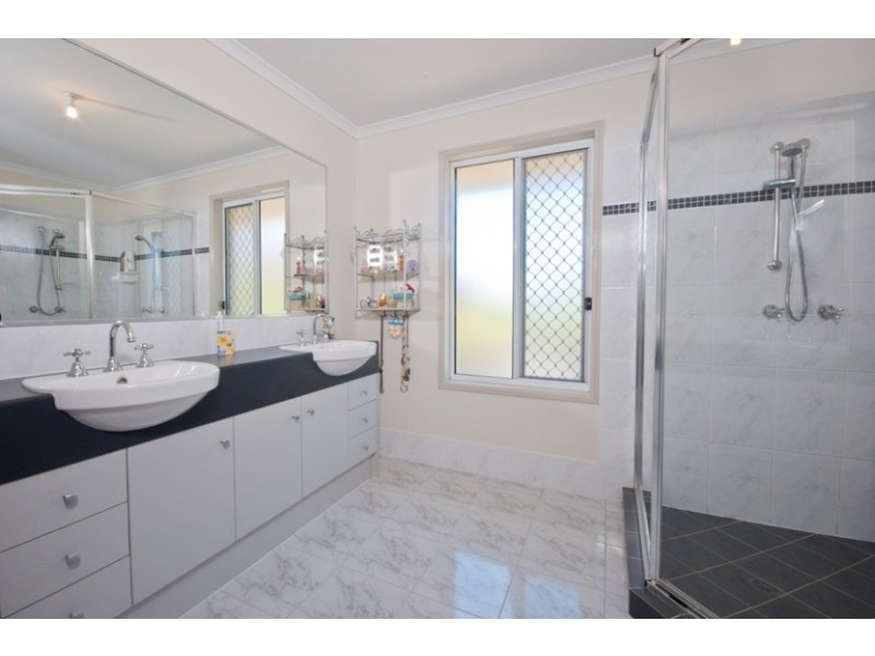 20 Kanangra Cres, Pacific Pines QLD 4211