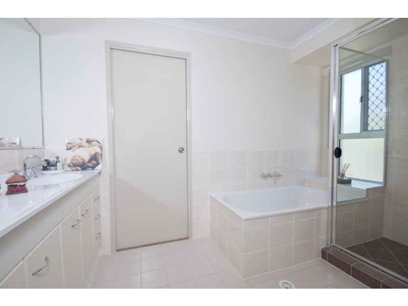 20 Kanangra Cres, Pacific Pines QLD 4211