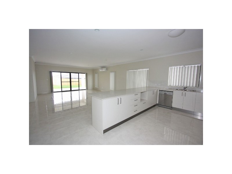 39 FORTESCUE ST, Pacific Pines QLD 4211