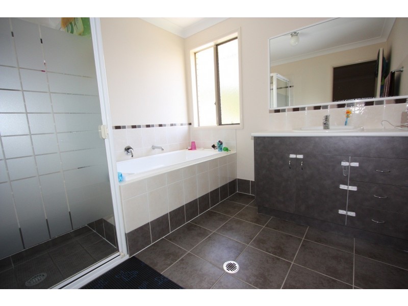 17  Soward Ct, Pacific Pines QLD 4211