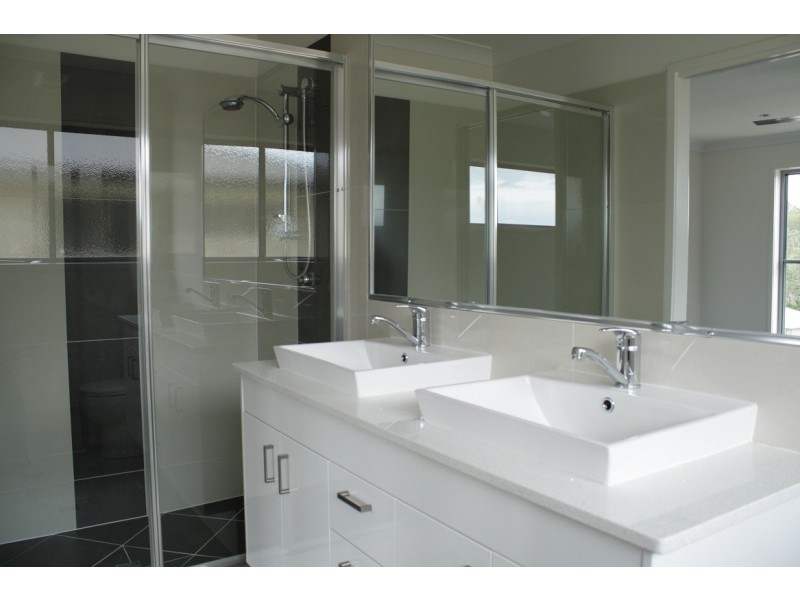 35 HADRIAN CR, Pacific Pines QLD 4211