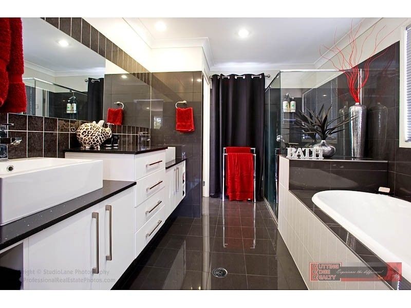 8 Twynam Mews, Pacific Pines QLD 4211