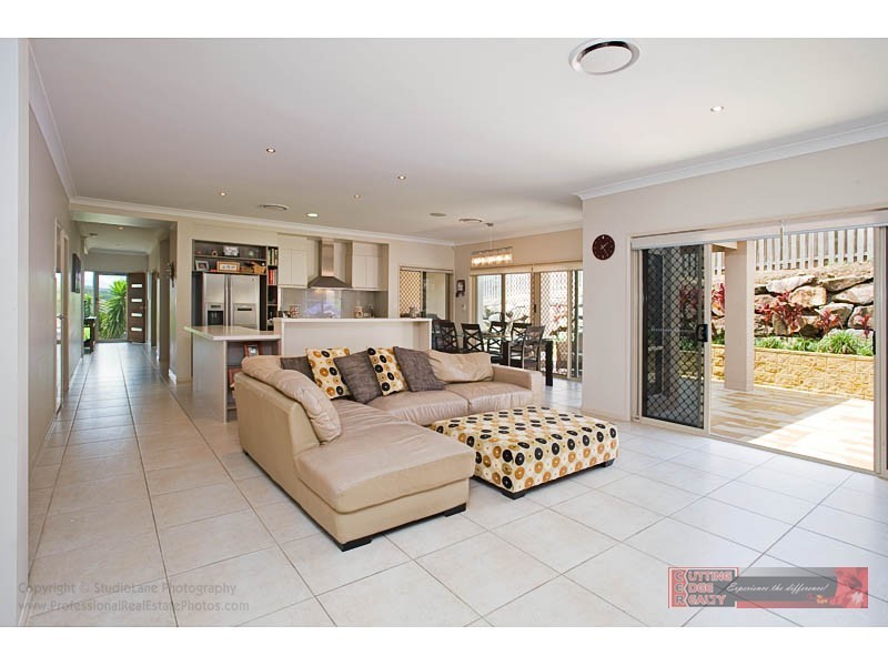 5 Minyon Court, Pacific Pines QLD 4211