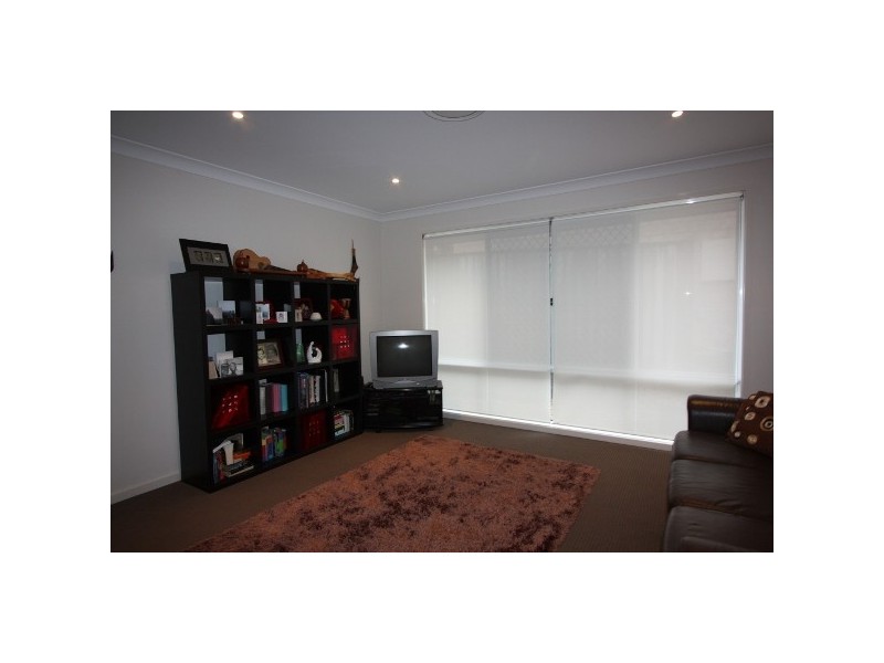 6 HAWKESBURY AVE, Pacific Pines QLD 4211