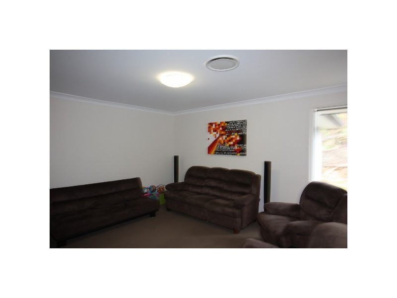 6 HAWKESBURY AVE, Pacific Pines QLD 4211