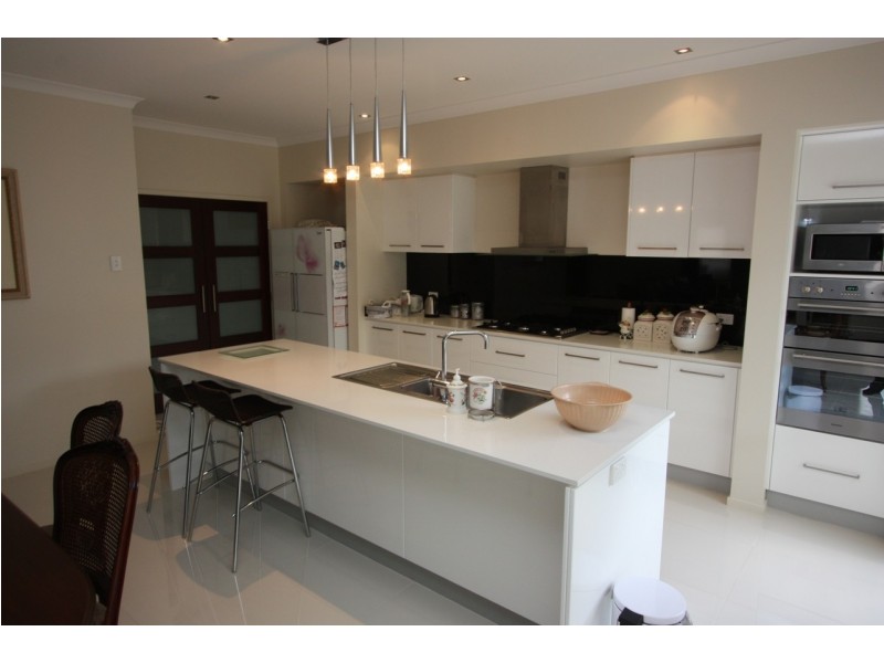 22 WILLUNGA ST, Pacific Pines QLD 4211