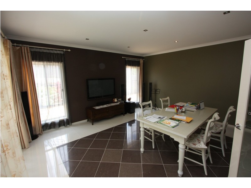 22 WILLUNGA ST, Pacific Pines QLD 4211