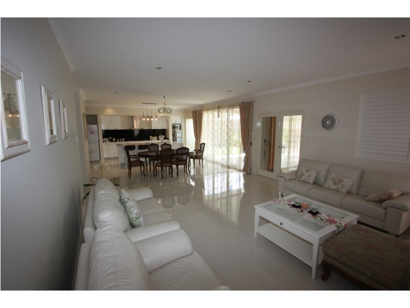 22 WILLUNGA ST, Pacific Pines QLD 4211