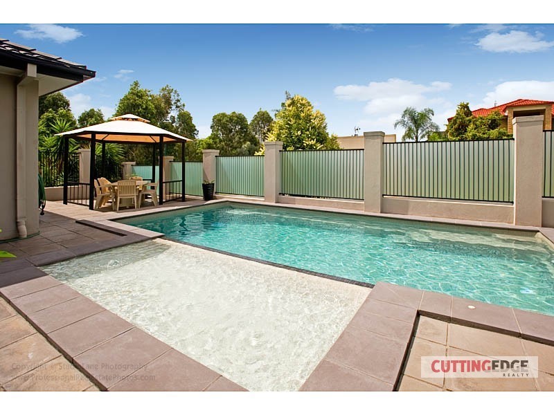 8 Kanangra Cres, Pacific Pines QLD 4211