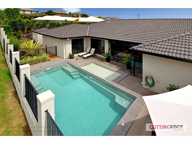 8 Kanangra Cres, Pacific Pines QLD 4211