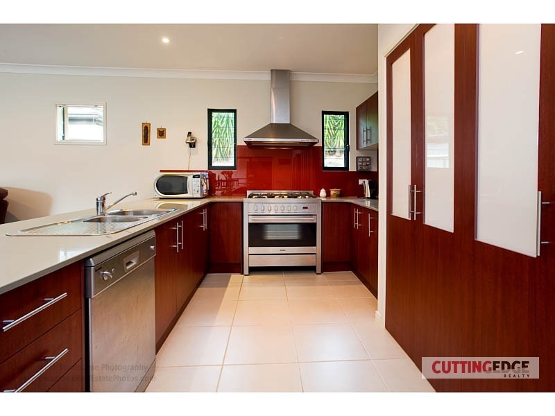 8 Kanangra Cres, Pacific Pines QLD 4211