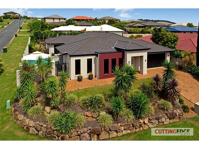 8 Kanangra Cres, Pacific Pines QLD 4211