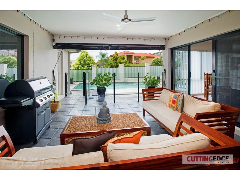 8 Kanangra Cres, Pacific Pines QLD 4211