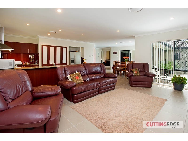 8 Kanangra Cres, Pacific Pines QLD 4211