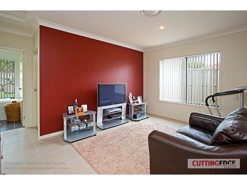 8 Kanangra Cres, Pacific Pines QLD 4211