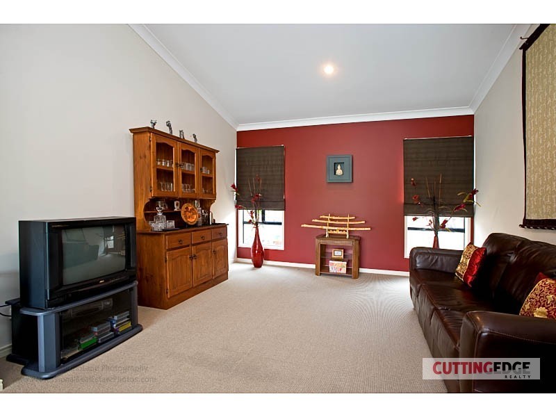 8 Kanangra Cres, Pacific Pines QLD 4211