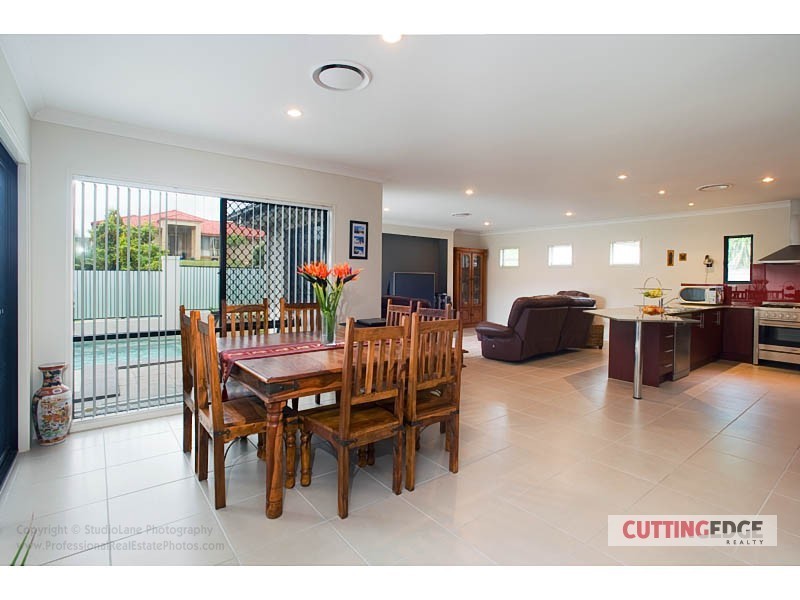 8 Kanangra Cres, Pacific Pines QLD 4211