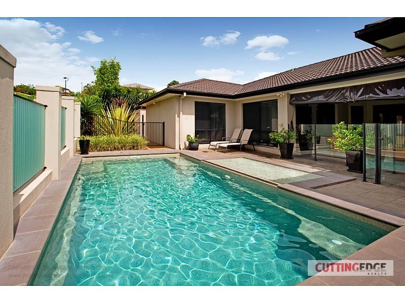 8 Kanangra Cres, Pacific Pines QLD 4211